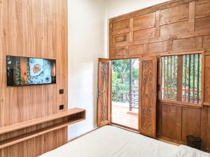 TV a/nebo společenská místnost v ubytování Pendhapa Art Space - PAS Limasan Homestay