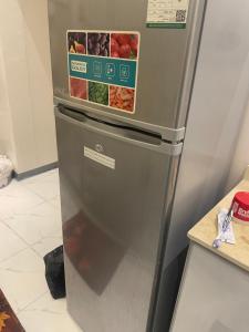 タブークにあるمنازل سارا 1 Sara Housesの冷蔵庫(食べ物入り)