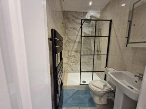 Koupelna v ubytování Seaside Escape - Sleeps 4 - Pets Ok - Free Parking