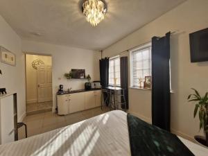 Postel nebo postele na pokoji v ubytování Seaside Escape - Sleeps 4 - Pets Ok - Free Parking