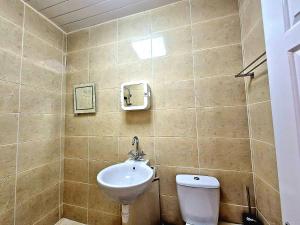 Koupelna v ubytování Seaside Escape - Sleeps 4 - Pets Ok - Free Parking