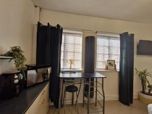 TV a/nebo společenská místnost v ubytování Seaside Escape - Sleeps 4 - Pets Ok - Free Parking