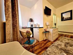 TV a/nebo společenská místnost v ubytování Seaside Escape - Sleeps 4 - Pets Ok - Free Parking
