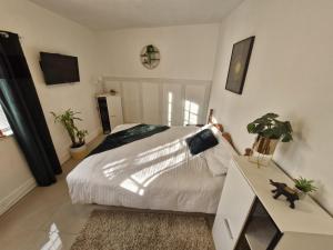 Postel nebo postele na pokoji v ubytování Seaside Escape - Sleeps 4 - Pets Ok - Free Parking