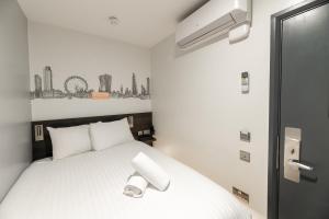 Postel nebo postele na pokoji v ubytování easyHotel Victoria