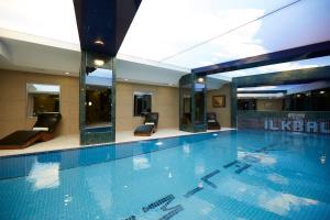 Bazén v ubytování Ilkbal Deluxe Hotel &Spa Istanbul nebo v jeho okolí