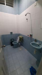 Glory Homestay Ipoh في ايبوه: حمام مع مرحاض ومغسلة +18 صورة