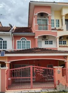 Glory Homestay Ipoh في ايبوه: بيت وردي امامه بوابة