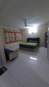 Glory Homestay Ipoh في ايبوه: غرفة وسطها سرير