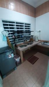 Glory Homestay Ipoh في ايبوه: مطبخ صغير مع حوض وثلاجة