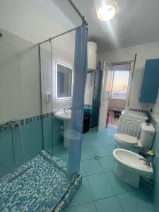 uma casa de banho com um chuveiro, um WC e um lavatório. em Durres Port View Apartment em Durrës