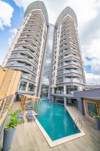 ein großes Apartmenthaus mit Pool und zwei hohen Gebäuden in der Unterkunft The Curve by the Park Nairobi by TSG in Nairobi