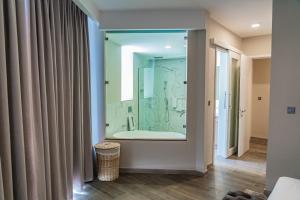 ein Badezimmer mit Badewanne und Glasdusche in der Unterkunft The Curve by the Park Nairobi by TSG in Nairobi + 22 Fotos