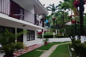 una vista del patio de un edificio en Villa Prada Familiar, en Quepos