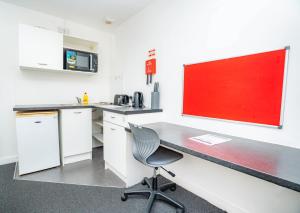 Η κουζίνα ή μικρή κουζίνα στο Modern & Cosy Central Coventry Budget Studio +4 φωτογραφίες