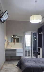 A kitchen or kitchenette at GIAMBATTISTA HOUSE BARI