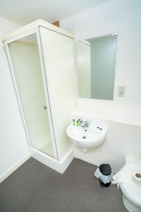 Ένα μπάνιο στο Compact & Cosy Central Coventry Budget Studio