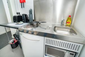Η κουζίνα ή μικρή κουζίνα στο Compact & Cosy Central Coventry Budget Studio +8 φωτογραφίες