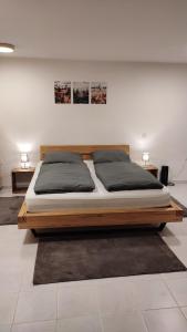 Postel nebo postele na pokoji v ubytování Holly-WOOD Allgäu Ferienwohnung