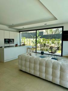een woonkamer met een witte bank in een keuken bij Villa Clara chambre double in La Ciotat