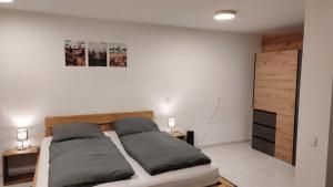Postel nebo postele na pokoji v ubytování Holly-WOOD Allgäu Ferienwohnung