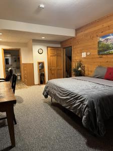 Postel nebo postele na pokoji v ubytování Susitna River Lodging, Suites