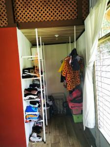 Habitación con armario con ropa y escalera. en Casa del Rio, en Sarapiquí