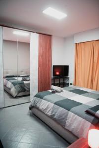 una camera da letto con un letto e una TV a schermo piatto di La casa di Gabry Superior ad Albano Laziale