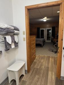 Postel nebo postele na pokoji v ubytování Susitna River Lodging, Suites