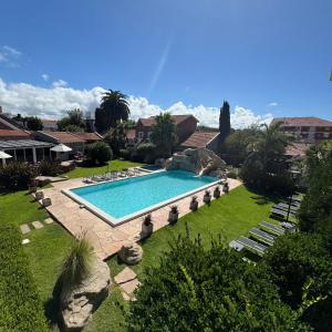 an image of a swimming pool in a yard at Costa Remanso in Miramar +50 photos