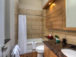 Bathroom sa Western Hotel & Executive Suites