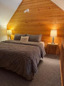 Postel nebo postele na pokoji v ubytování Susitna River Lodging, Suites + 26 fotografií
