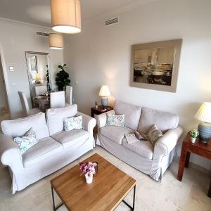 ein Wohnzimmer mit zwei Sofas und einem Couchtisch in der Unterkunft Apartamento amplio, cómodo y familiar en Duquesa Hills in Manilva