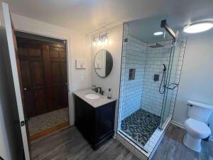 Un baño con ducha, lavabo e inodoro. en The Farm at Fox Hollow, en Middletown