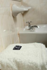 a white towel with a sticker on it in a bathroom at Litoral Apart in Eldorado