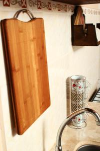 a kitchen sink with a cutting board on the wall at Litoral Apart in Eldorado