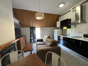 A kitchen or kitchenette at Alojamientos Rurales Cuatro Estaciones