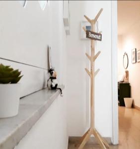 un cartel de madera que lee ramificaciones en una sala de estar en Casa Pott, en Catania 21 fotos más