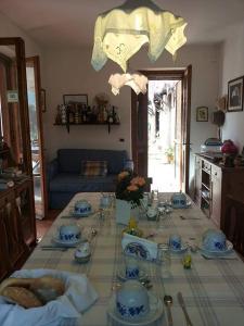 una mesa con platos y platos encima en La Gabbianella e il Gatto, en Castellabate