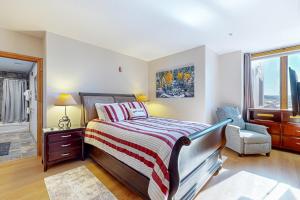 Un dormitorio con una cama y una silla y una ventana. en Torian Plum Creekside 516, en Steamboat Springs 30 fotos más