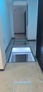 um piso de vidro num quarto com um corredor em Hotel El Redil em Ipiales