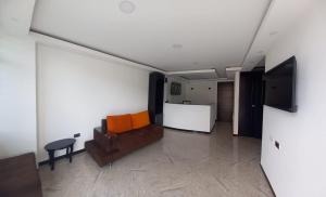 uma sala de estar com um sofá e uma mesa em Hotel El Redil em Ipiales