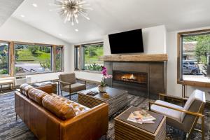 Una sala de estar con un sofá y una chimenea. en Torian Plum Creekside 412, en Steamboat Springs
