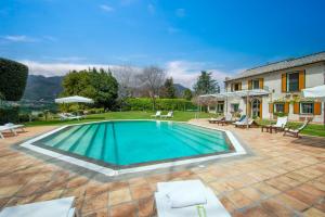 una piscina nel cortile di una casa di Il Piliero, a life of love a Cava deʼ Tirreni