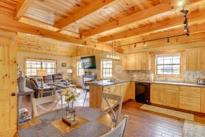 Η κουζίνα ή μικρή κουζίνα στο Modern Cabin with Grill Near Golf and Bass Fishing!