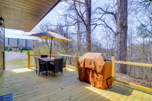 Μπαλκόνι ή βεράντα στο Modern Cabin with Grill Near Golf and Bass Fishing!