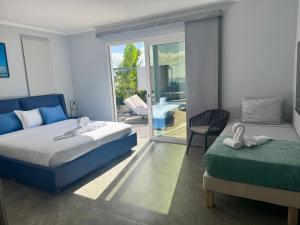 Ένα ή περισσότερα κρεβάτια σε δωμάτιο στο The Cave Beach House