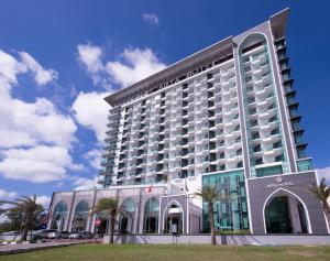 瓜埠的住宿－蘭卡威阿迪雅酒店，一座棕榈树环绕的大建筑