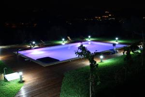 una gran piscina en un patio por la noche en La Gabbianella e il Gatto en Castellabate