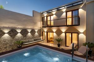 Bazén v ubytování Dea Del Porto Wellness & Spa Suites nebo v jeho okolí